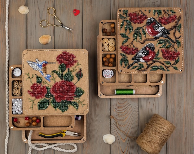 Zestawy do haftu ułożone na stole