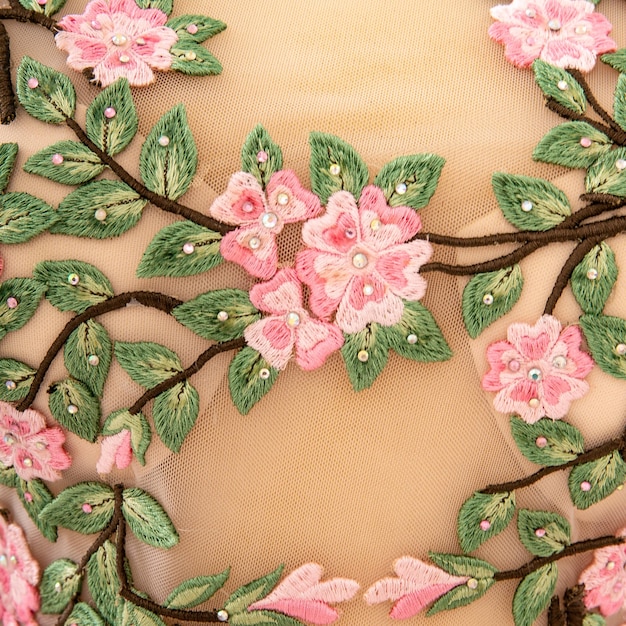 Fragment haftu z kwiatami